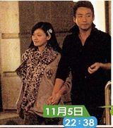 组图：大S素颜约会汪小菲 戴花俏丽紧牵爱郎手