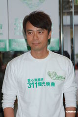 组图：成龙曾志伟谭咏麟率演艺群星录歌鼓励日本