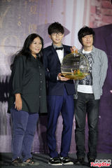 组图：胡夏帅气亮相记者会 现场大跳探戈