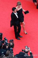 幻灯：《法外之徒》首映 谢丽尔侧面“露肉”秀身材