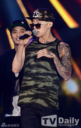 组图：SHINee等亮相活动 Rainbow等T台走秀