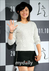 组图：宋慧乔出席新片发布会 超短裙亮相秀性感