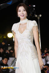 组图：吴允儿白色绣珠裙亮相 低胸露乳大秀美腿