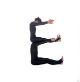 幻灯图：美国舞蹈演员用身体摆出26个英文字母造型