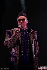 组图：big4开演唱会发红封包 互曝成员糗事