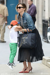 组图：小弗林激萌撒娇要抱抱 米兰达潮装显气质