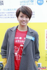 组图：梁咏琪投身公益亮相小画家绘画比赛