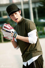 组图：魏晨曝光时装大片 假期当宅男写新书