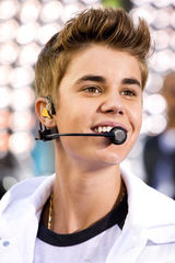 组图：贾斯汀-比伯热演引疯狂 撩衣秀腹肌