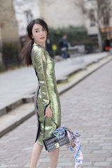 组图：秦岚春日写真色彩明亮 拥抱花束享受阳光