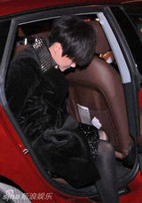 组图：李宇春无畏严寒罕见穿黑丝亮相