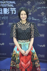 组图：林鹏黑丝配花裙亮相闭幕式蓝毯