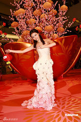 幻灯图集：熊黛林华美礼服亮相 表演优美花灯舞 