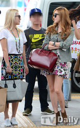 组图：少女时代赴台开唱 机场亮相衣着个性