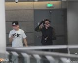 组图：俞灏明着弹力衣素颜现身 帅气撩发展笑颜