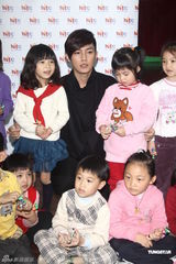 组图：炎亚纶幼儿园教钢琴 不排除将来当老师