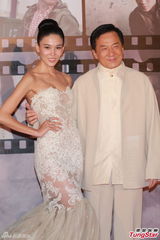 组图：成龙白衣亮相红毯 轻搂女伴小蛮腰