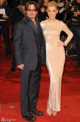 组图：德普与小22岁新欢十指紧扣恩爱看演唱会