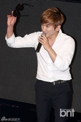 组图：神话李玟雨首尔庆生 同团兄弟同贺