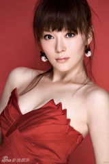 组图：歌坛新星王紫伊 新年写真照一展曼妙身姿