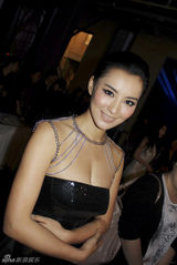 组图：莫小棋时装秀美胸 大气装扮显欧美风范