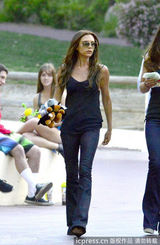 组图：贝嫂吊带装携三子玩耍 大儿子变空中飞人