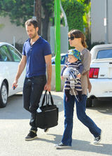 高清组图：娜塔丽-波特曼一家三口外出儿子可爱