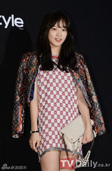 组图：韩彩英SJ强仁等出席活动 朴信惠黑裙红唇