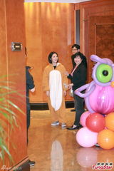 高清图：杨千嬅穿熊仔装为儿庆生 圈内好友到贺