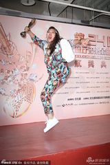 组图：葛仲珊获最佳新人奖 登台表演花裙抢镜