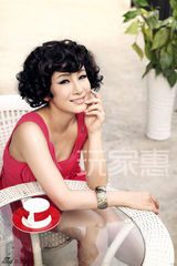 组图：秦海璐最新时尚写真 率真性感女人味十足