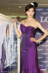 组图：林志玲台北出席代言 紫色长裙显动人魅力