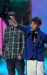 组图：《暮光》领跑2011MTV电影奖 帕丁森热吻泰勒