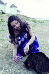 组图：陈乔恩发行全新散文写真《乔见猫》