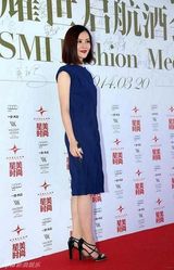 组图：刘孜红唇优雅现身 与沙溢相聊欢