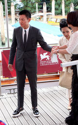 高清图：刘德华抵达威尼斯电影节 展天王风范