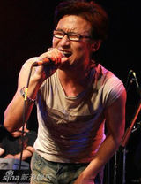 策划：唱歌要有独特范儿 湿身嘶吼狂甩头