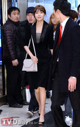 组图：少时秀英出席粉丝签名会 黑套装衬气质