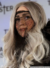 幻灯：Lady Gaga柏林音乐奖揽3奖 戴面纱似老巫婆