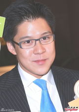 组图：霍启刚升级当爸满面笑容