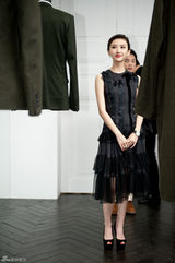 组图：景甜黑纱连衣裙现身活动显优雅