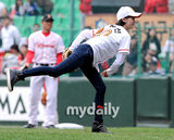 组图：韩女星具惠善为棒球赛开球 短发甜美自信