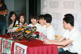 幻灯图：香港演艺界赈灾 佘诗曼郑嘉颖送关爱 