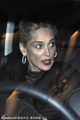 组图：莎朗斯通盛装出席 专人搀扶如老佛爷出巡