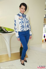 组图：胡杏儿辟谣绯闻男友 专情工作不急恋爱