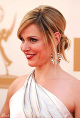 组图：艾美奖红毯 卡拉-布欧诺丝质长裙优雅迷人