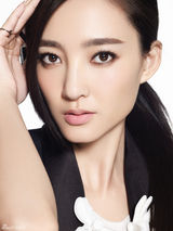 组图：王丽坤黑裙帅酷气场强势出镜