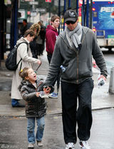 高清图：硬汉休-杰克曼和女儿出行 展慈父情怀 