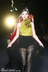 组图：张柏芝薄纱装爆奶走秀 T台姿态性感迷人