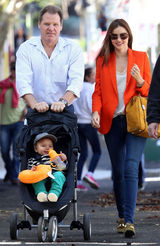 组图：米兰达-可儿现身悉尼 带儿子散步